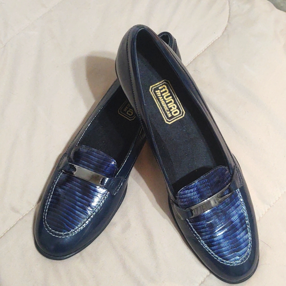 Munro American Navy Blue Loafers with Silver accents Sz 8